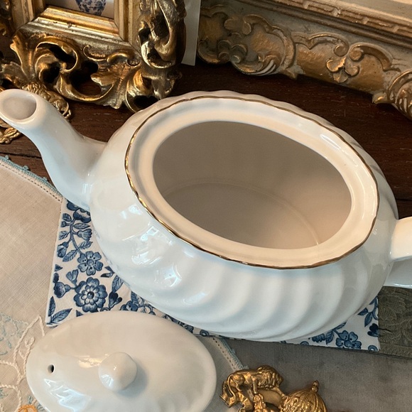 Arthur Wood & Son Elegant White Teapot with Gold Trim - Picture 5 of 8